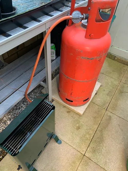 01. Propane heater with temperature probe and 19kg canister.