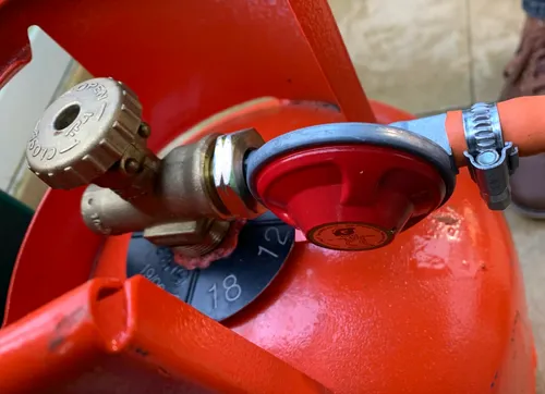 02. Calor screw-on 37mbar propane regulator