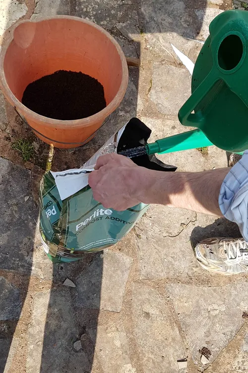 2. Add some water to the perlite to bind the dust particles.