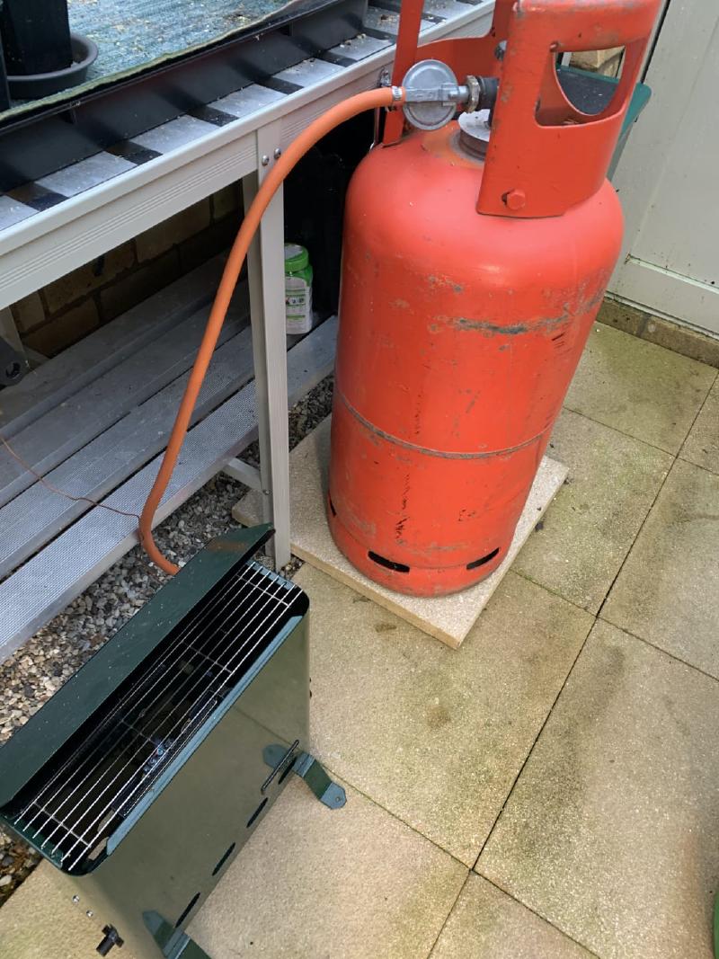 Propane heater with temperature probe and 19kg canister.