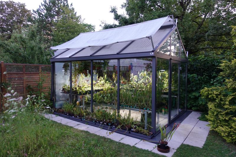 Shade cloth with some distance to the roof during summer (April to October).